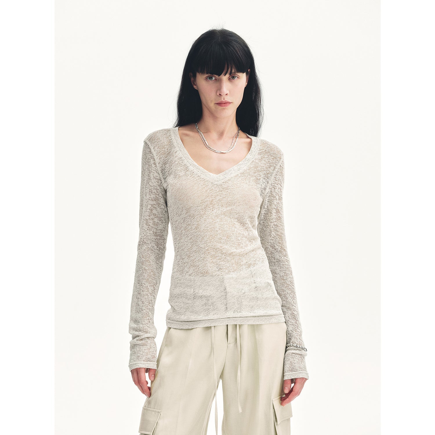 Top ampio e versatile con scollo a V e spalle dritte, leggermente scavato