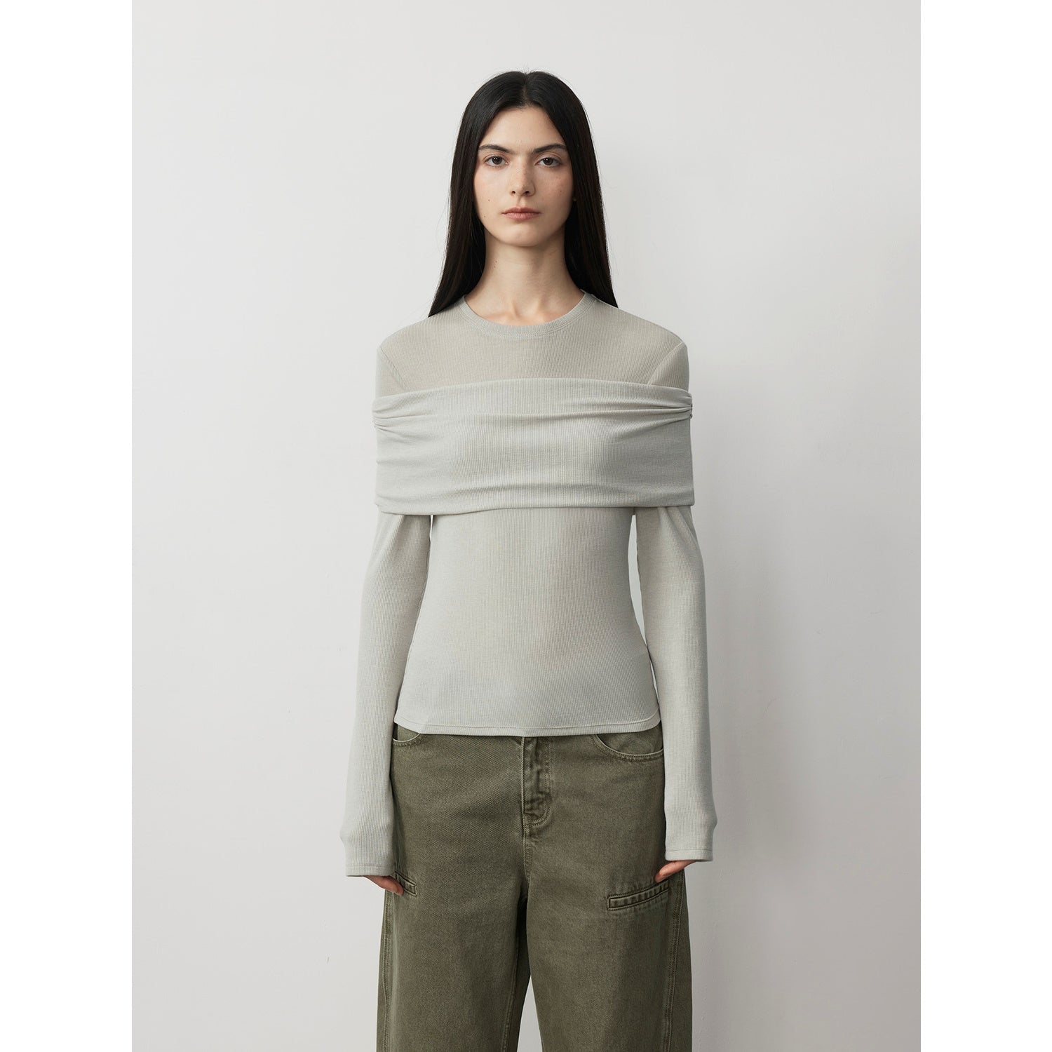 Maglia versatile in maglia monospalla con finte cuciture in lana