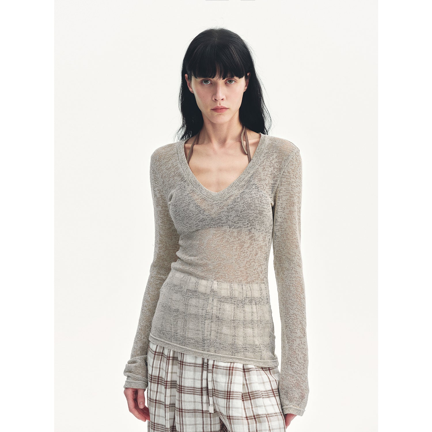 Top ampio e versatile con scollo a V e spalle dritte, leggermente scavato