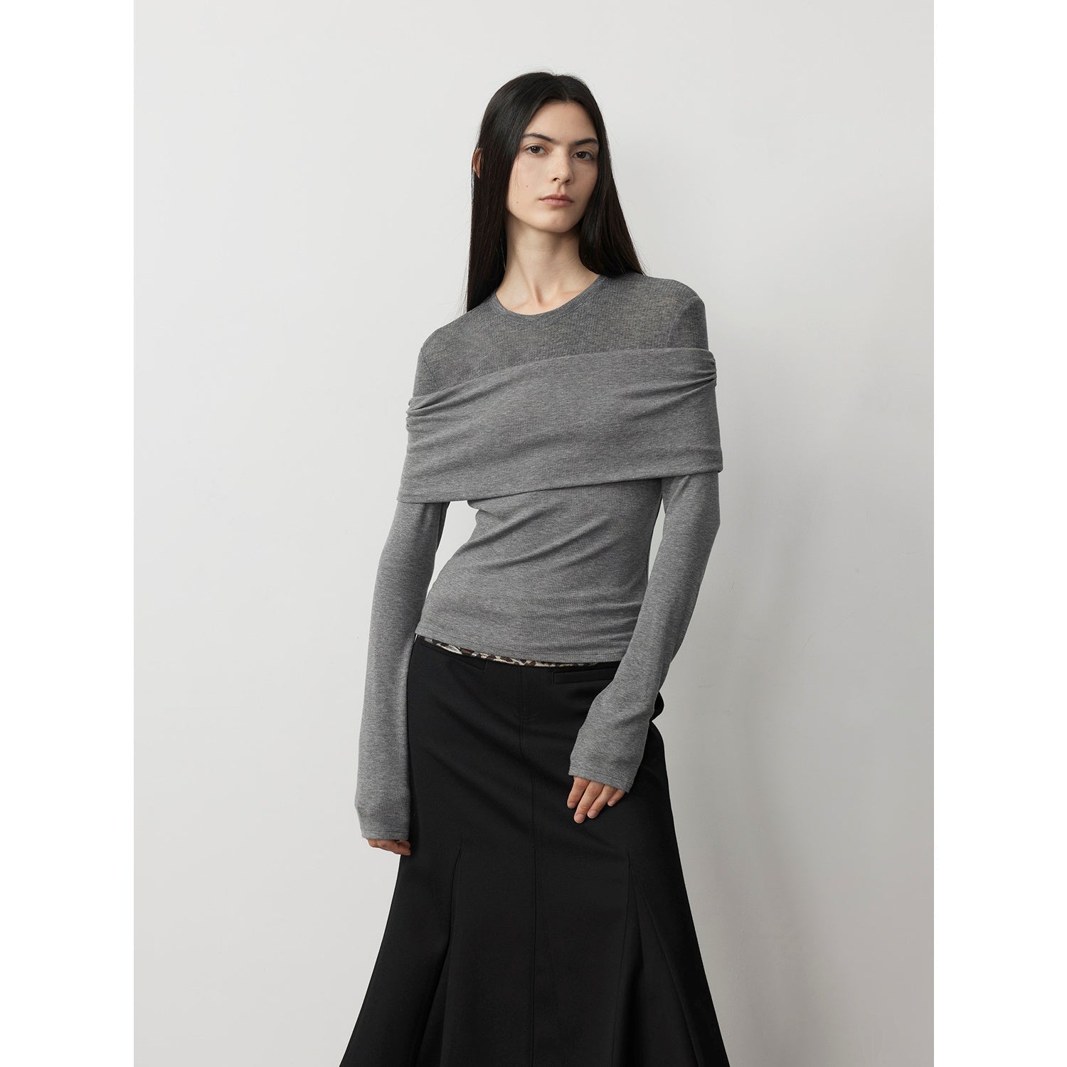 Maglia versatile in maglia monospalla con finte cuciture in lana