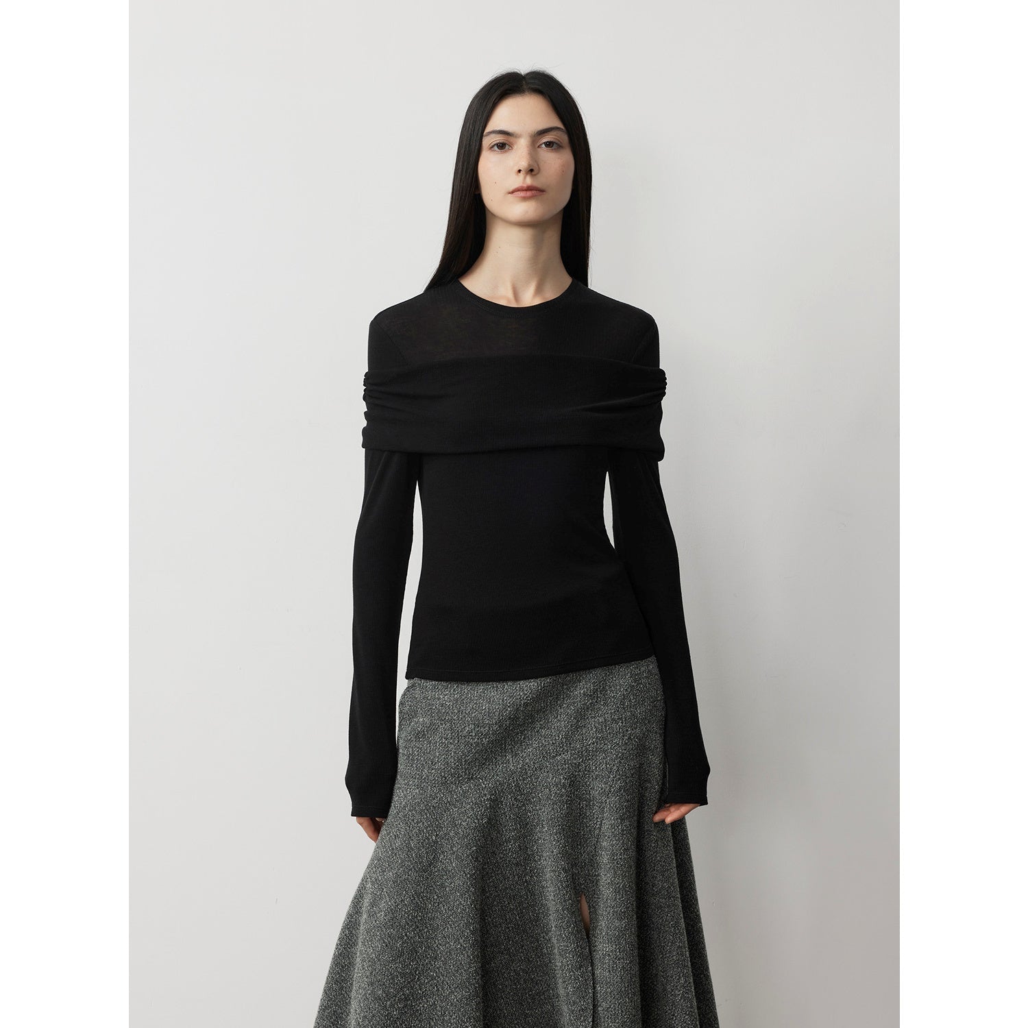 Maglia versatile in maglia monospalla con finte cuciture in lana