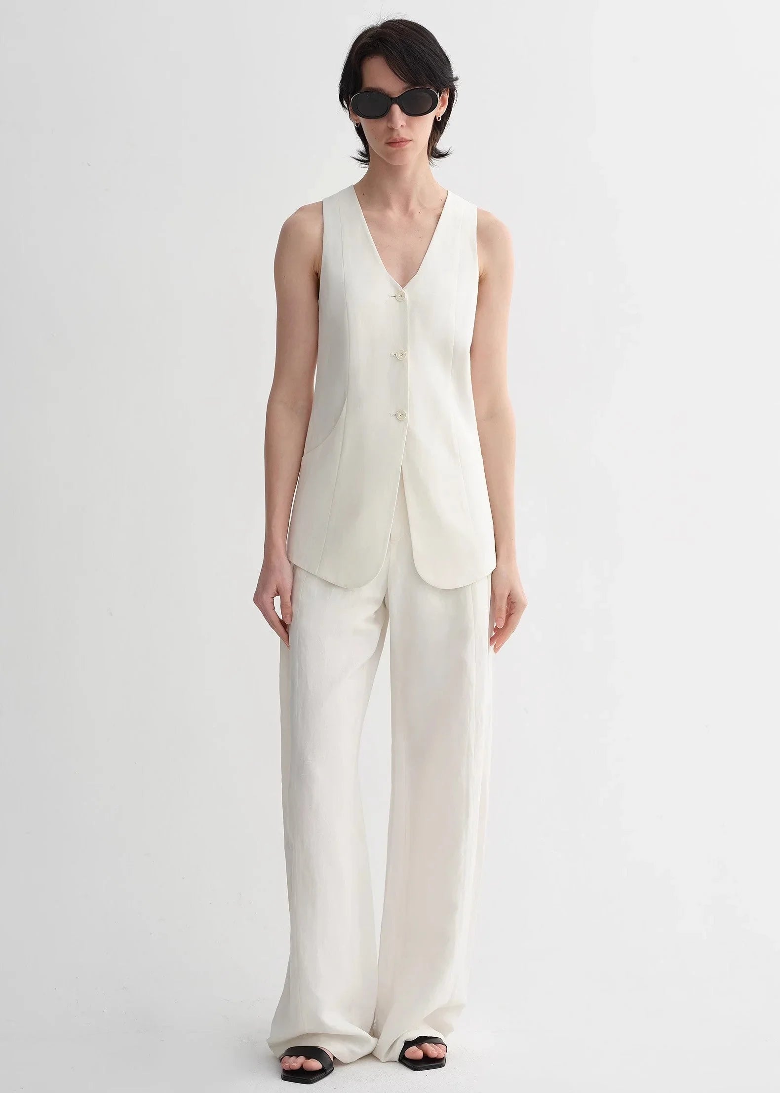 Linen and silk suit with V-neck