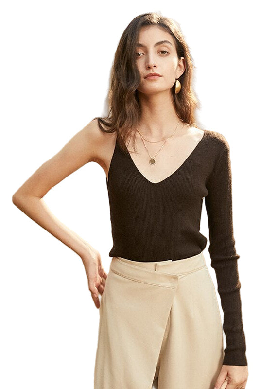 Pull en laine à la coupe asymétrique et à une épaule. 