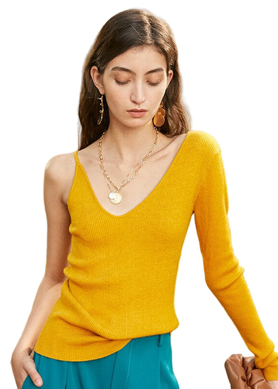 Pull en laine à la coupe asymétrique et à une épaule. 