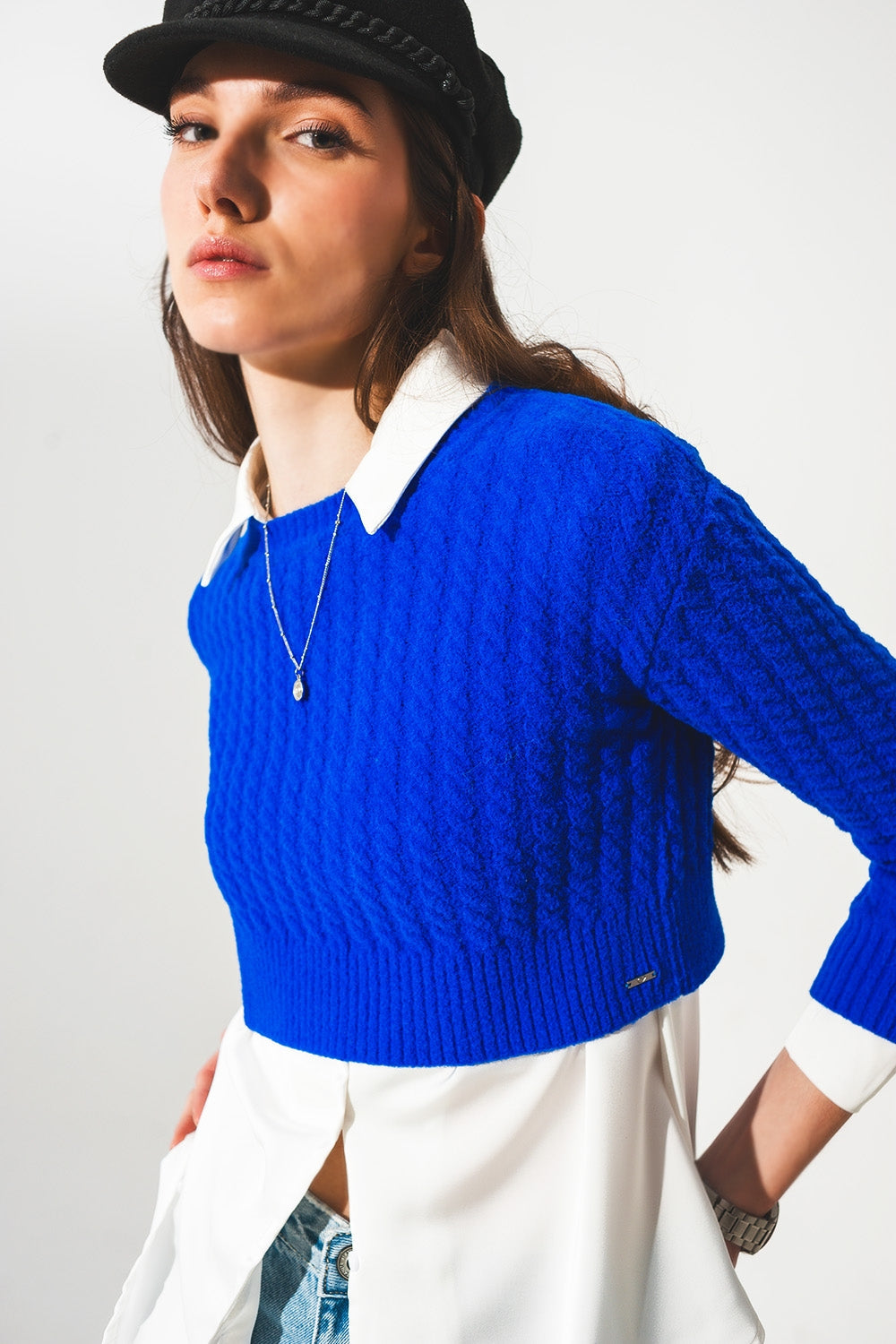Maglione corto a trecce con scollo rotondo blu
