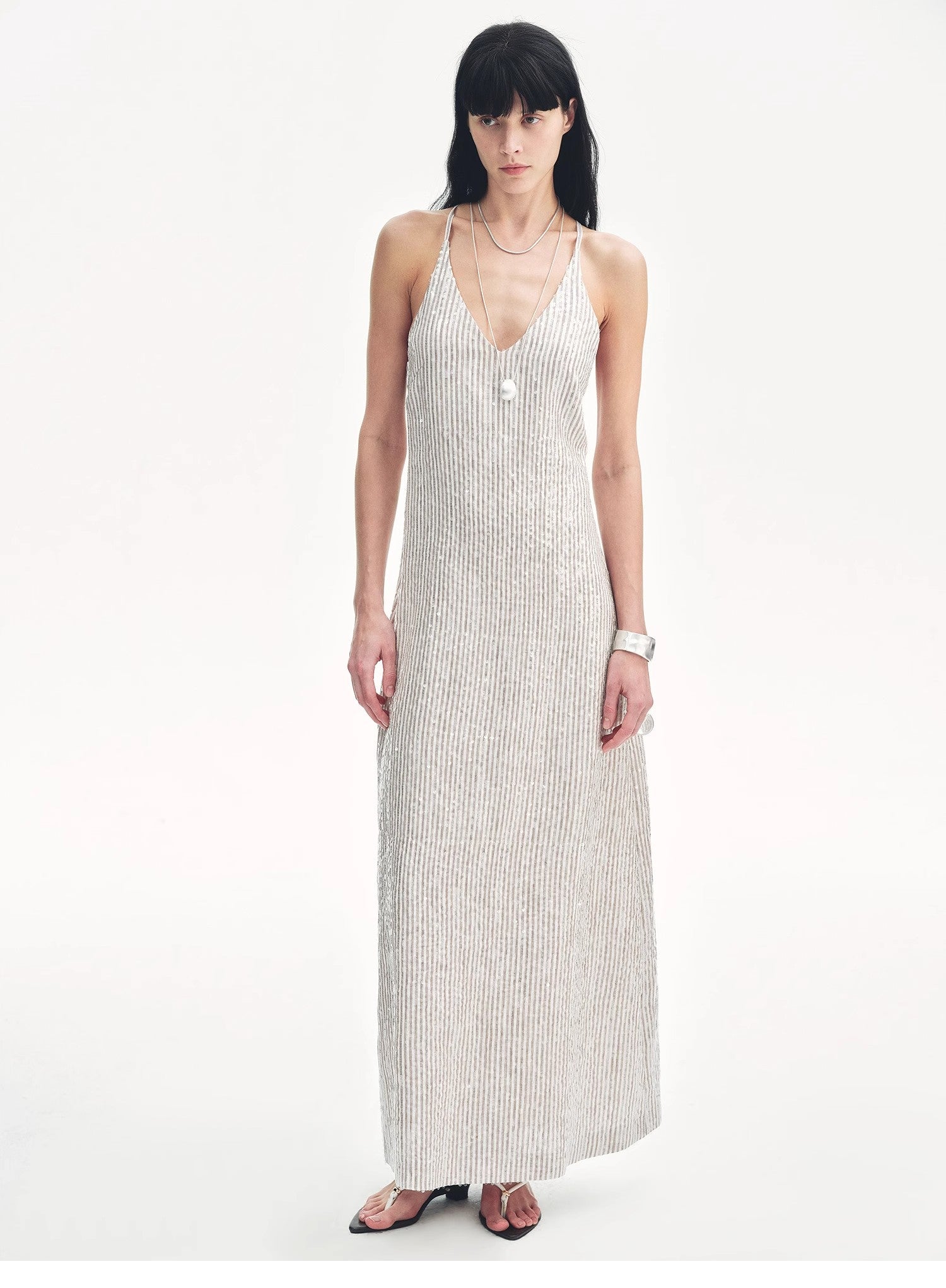 Abito estivo in lino con ricamo di paillettes