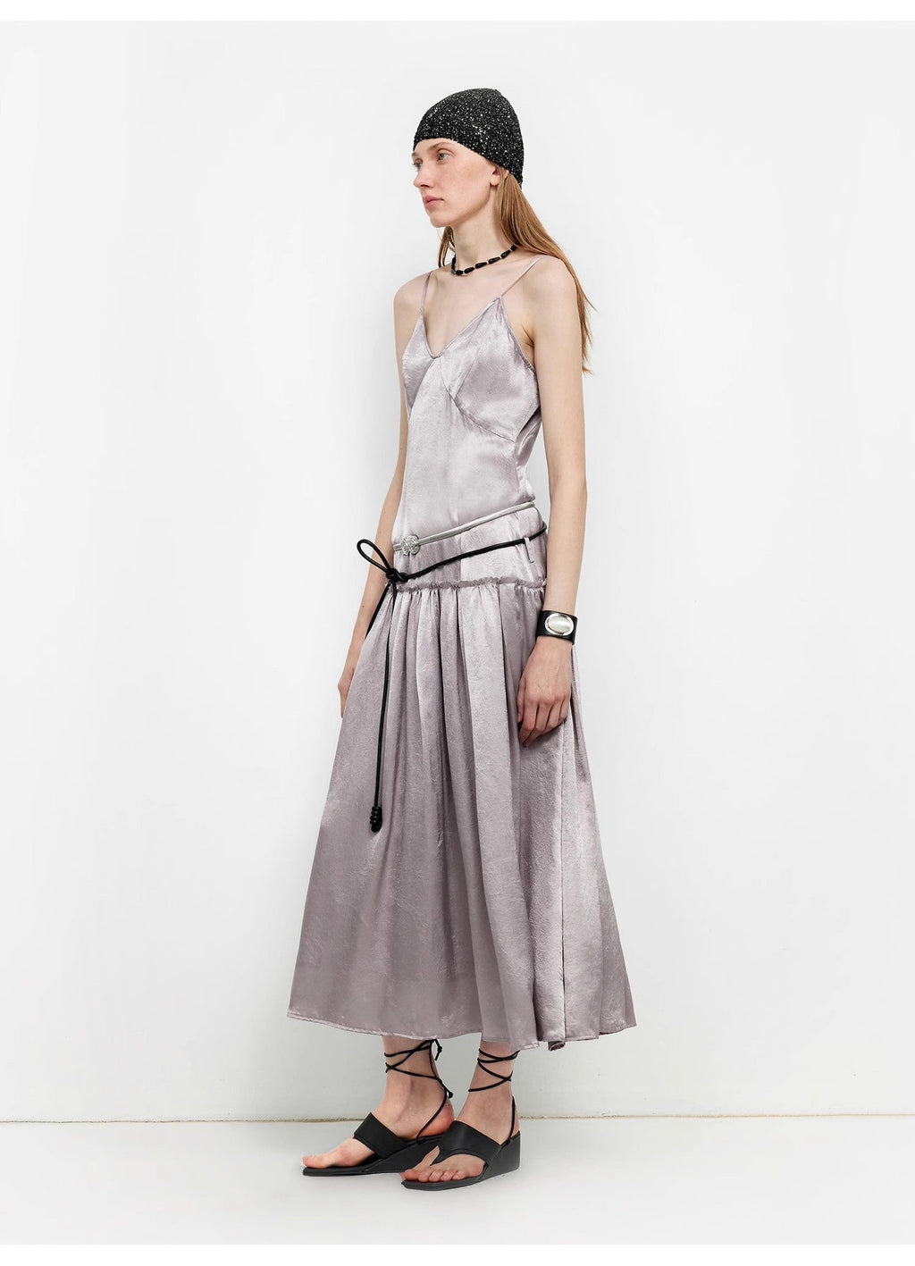 Abito lungo con bretelle a vita bassa, in acetato 100%