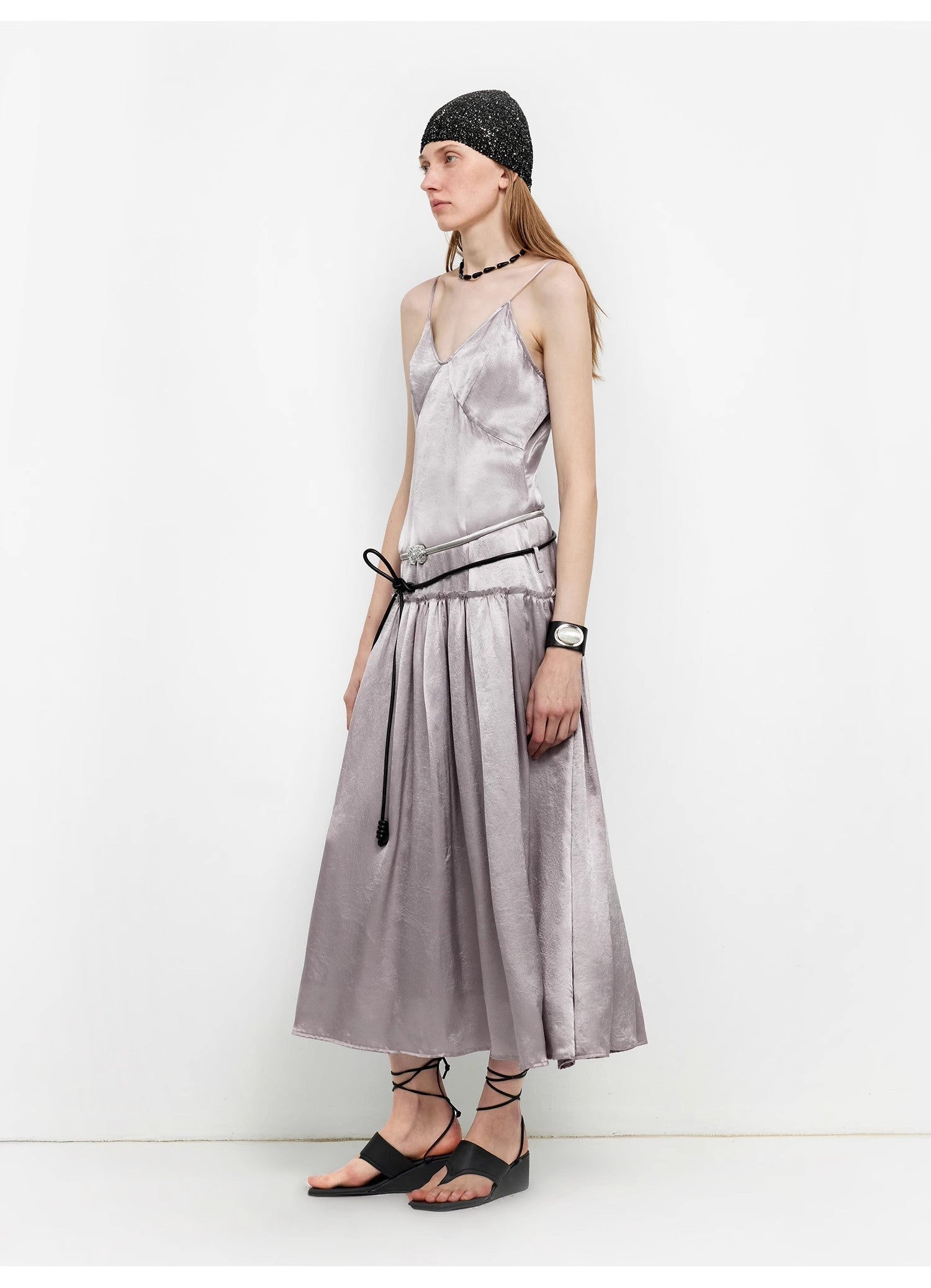 Abito lungo con bretelle a vita bassa, in acetato 100%