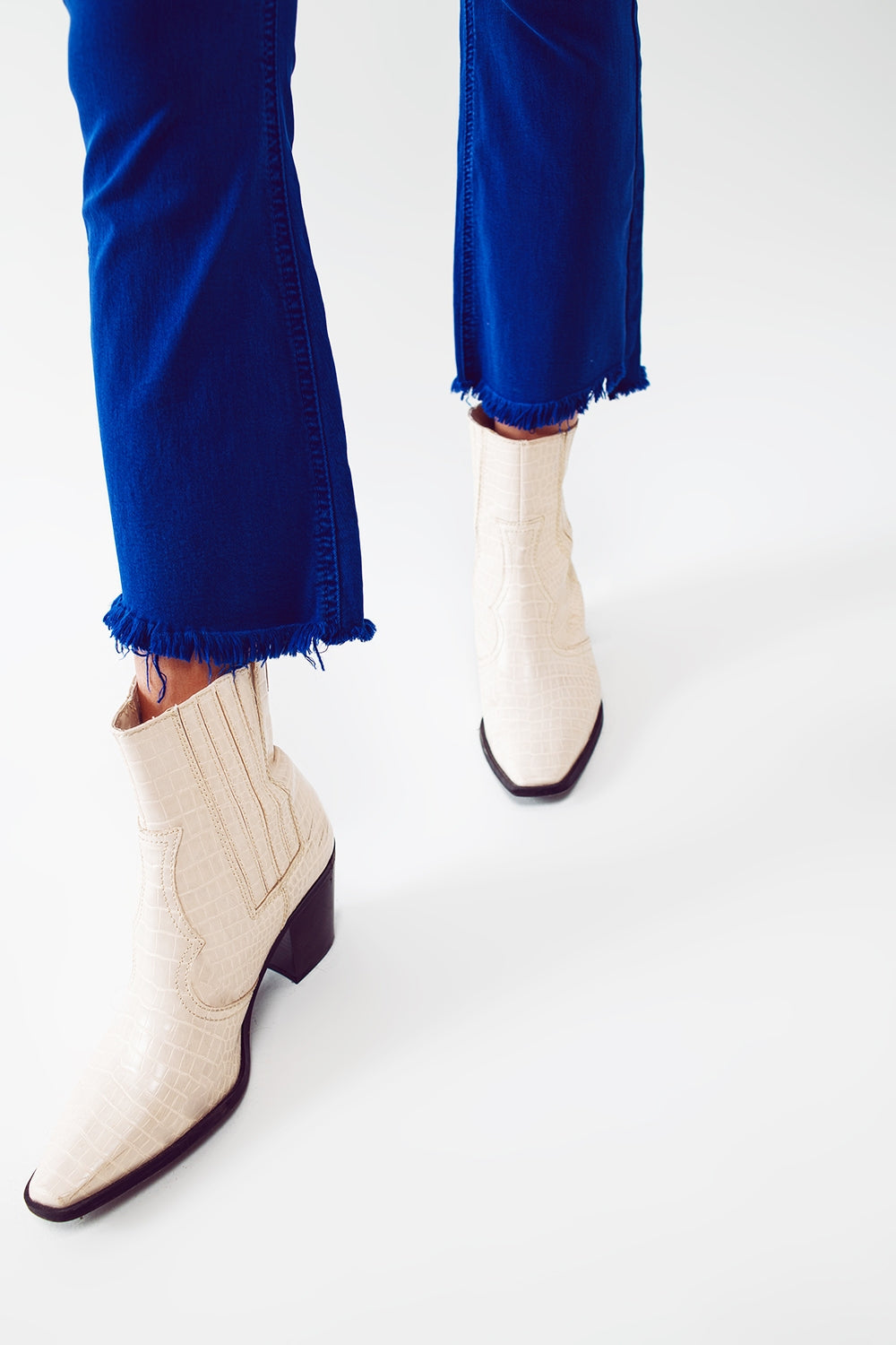 Jeans a zampa con orlo grezzo