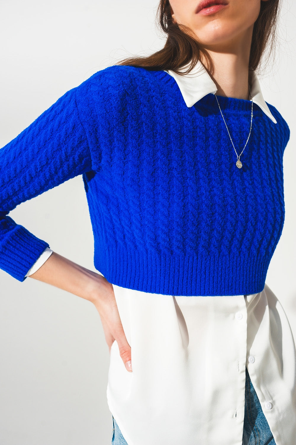 Maglione corto a trecce con scollo rotondo blu