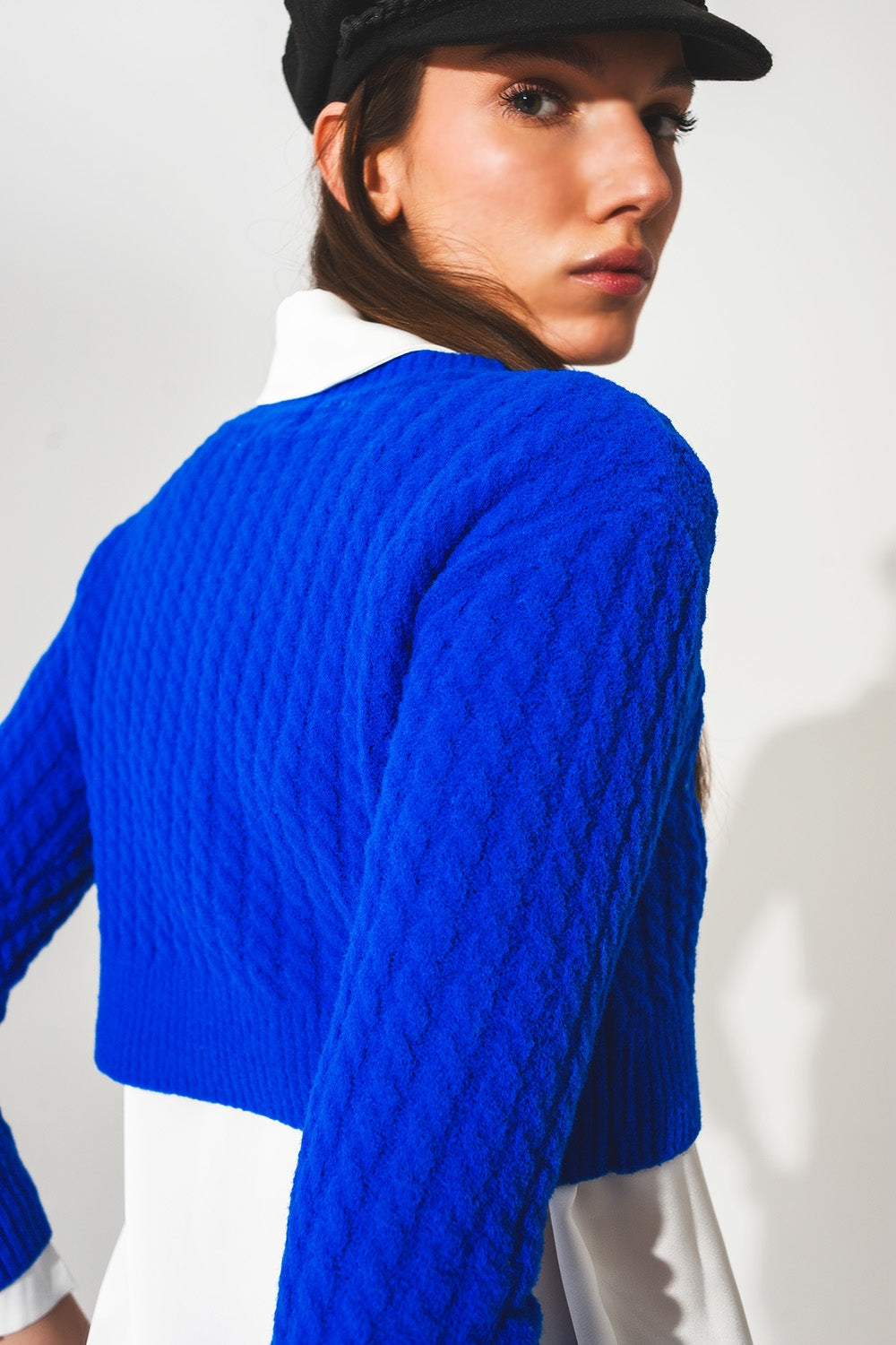 Maglione corto a trecce con scollo rotondo blu